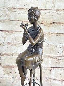 Art Déco 1920 Fille Doing Fait Up Bronze Sculpture Statue Figurine Signée