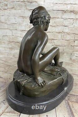 Art Déco / Nouveau Assis Chair Baked Mâle Jeune Homme Bronze Sculpture Statue