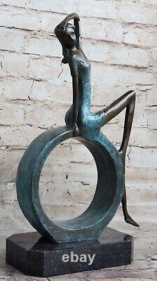 Art Déco Sculpture Abstrait Femme Fille Assis dans Le Cercle Bronze Statue