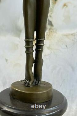 Bronze Sculpture Art Déco Dancer Hindou Statue. Signé D. H. Large