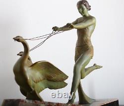 Imposante Grande Sculpture Femme Aux Cygnes Par Limousin Art Deco 1920