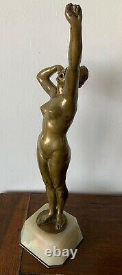 Le réveil, Sculpture en bronze sur un socle en onyx Art Déco