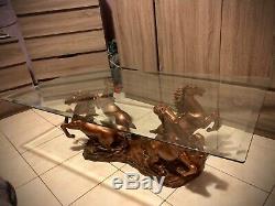 Magnifique table Basse chevaux avec son socle en verre épais