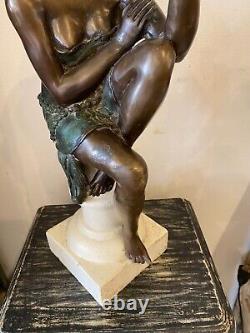 Sculpture De Femme En Bronze Style Art Déco Sur Socle Pierre Blanche