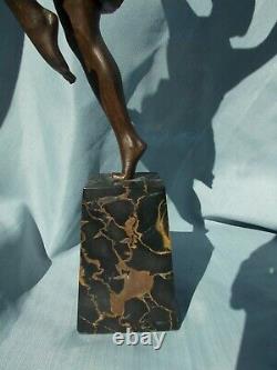 Sculpture art deco femme danseuse au tambourin statue en regule couleur bronze