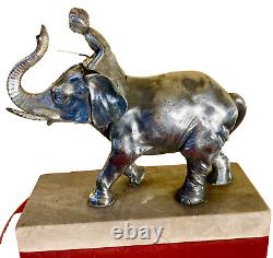Sculpture art déco, un cornac sur éléphant en métal argenté sur socle en marbre