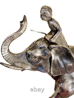 Sculpture art déco, un cornac sur éléphant en métal argenté sur socle en marbre