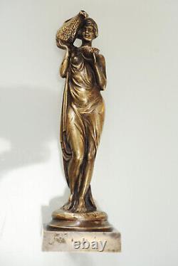 Sculpture en bronze Art Deco d'une porteuse d'eau Circa 1920