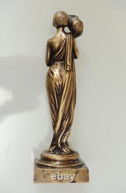Sculpture en bronze Art Deco d'une porteuse d'eau Circa 1920