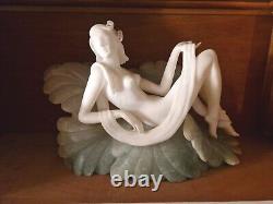 Très Belle Sculpture Art Déco Femme Allongée 1930 Pierre Verte Et Albatre